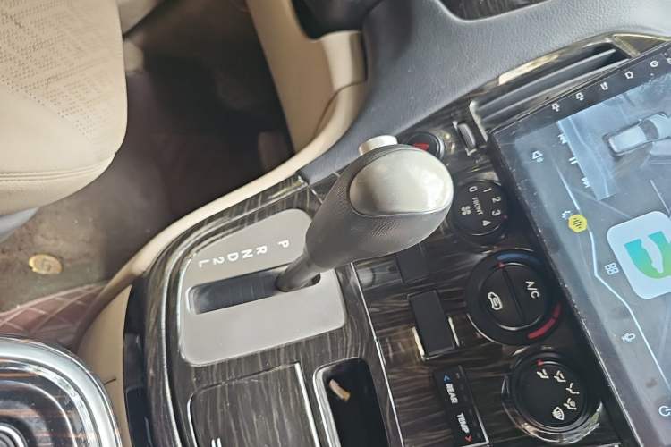 Used Hyundai H-1 Starex 2011 2.4L Comfort Edition Gear Lever