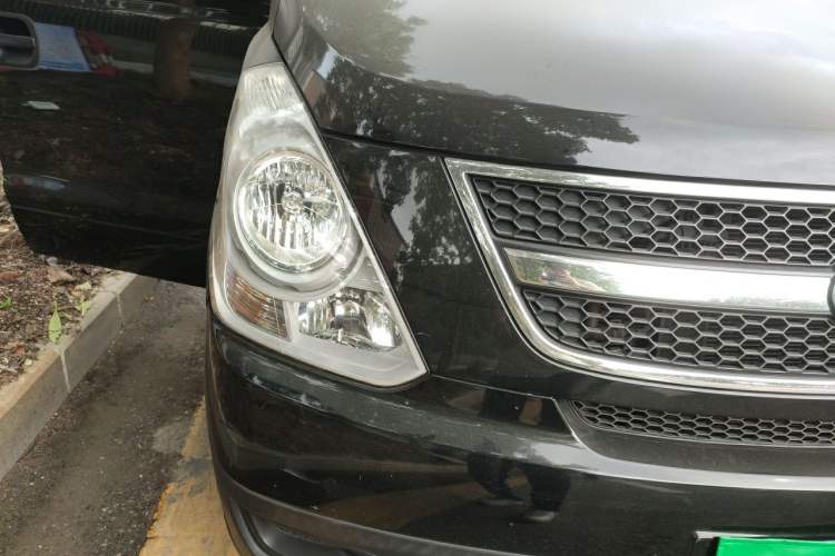 Used Hyundai H-1 Starex 2011 2.4L Comfort Edition Right Front Headlight