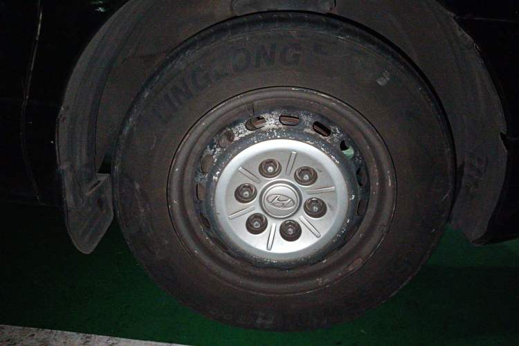 Used Hyundai H-1 Starex 2011 2.4L Comfort Edition Right Front Wheel Hub