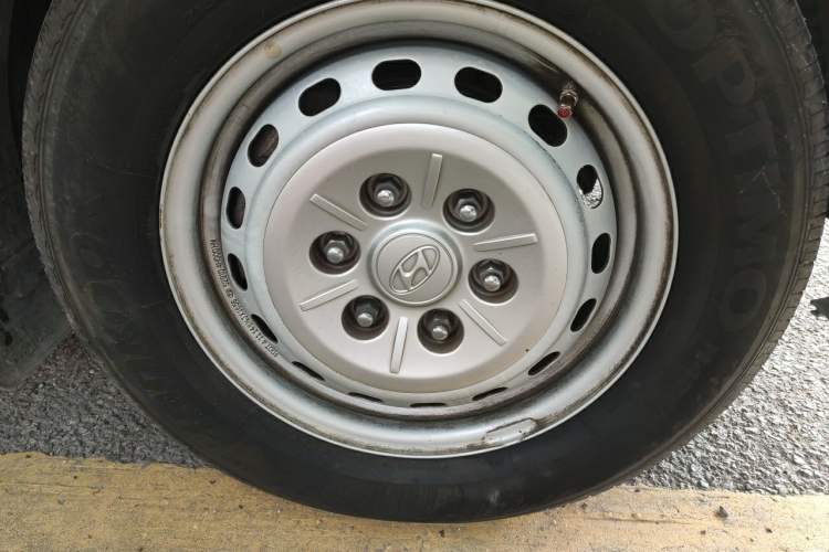 Used Hyundai H-1 Starex 2011 2.4L Comfort Edition Right Front Wheel Hub