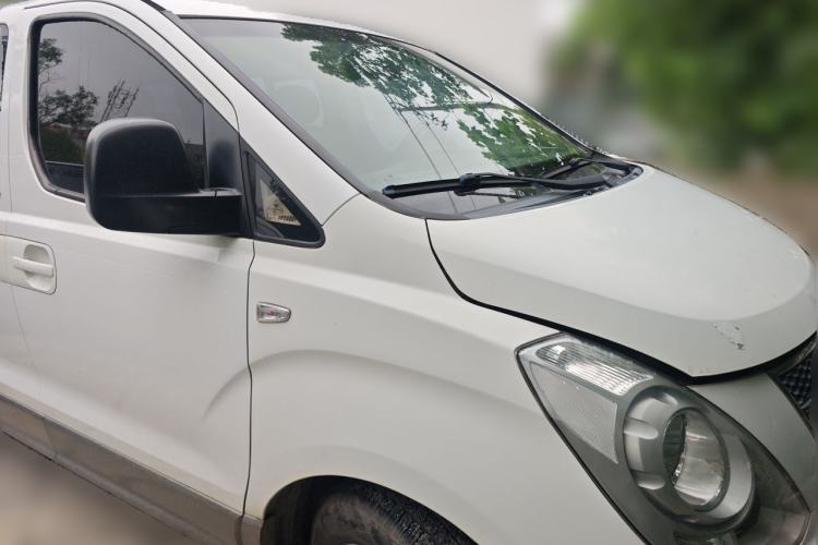 Used Hyundai H-1 Starex 2011 2.4L Luxury Edition Front Right 45 Deg