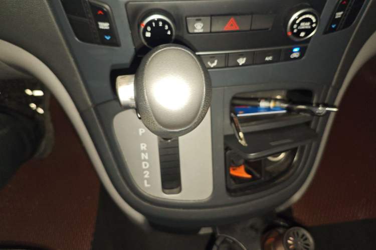 Used Hyundai H-1 Starex 2011 2.4L Comfort Edition Gear Lever