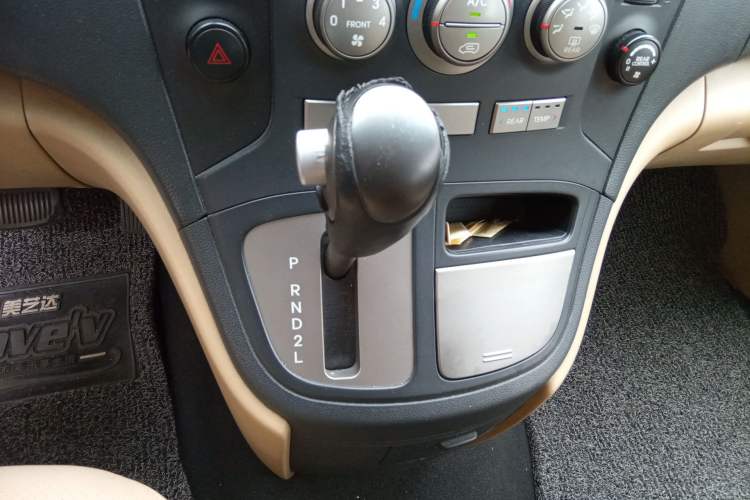 Used Hyundai H-1 Starex 2011 2.4L Luxury Edition Gear Lever