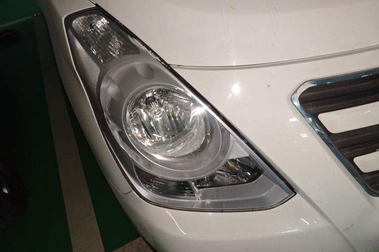 Used Hyundai H-1 Starex 2011 2.4L Comfort Edition Right Front Headlight