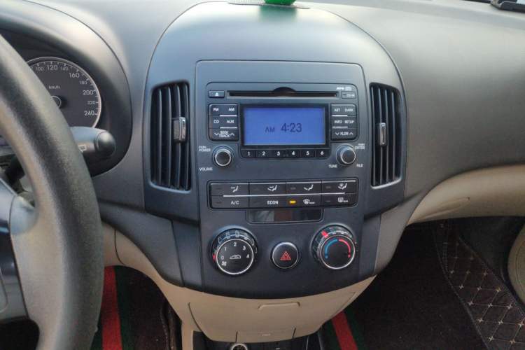 Used Hyundai i30 2009 1.6L Automatic Comfort Edition Audio And AC Panel