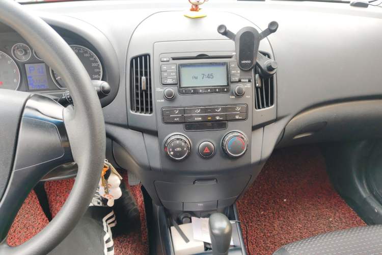 Used Hyundai i30 2009 1.6L Automatic Comfort Edition Audio And AC Panel