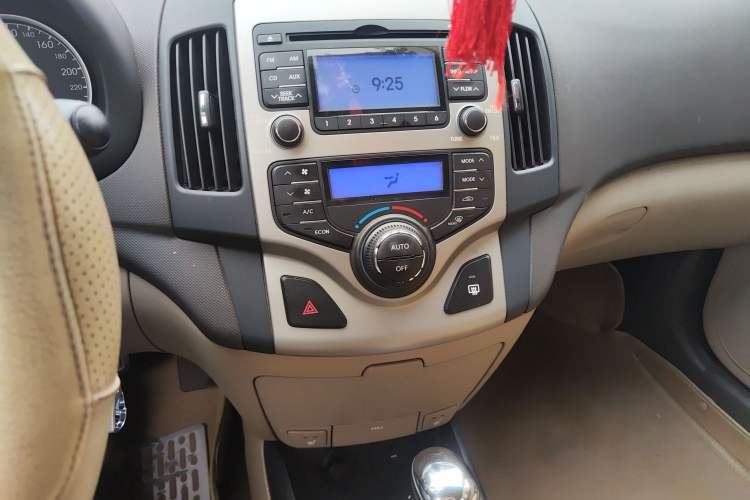 Used Hyundai i30 2009 1.6L Automatic Luxury Model Audio And AC Panel
