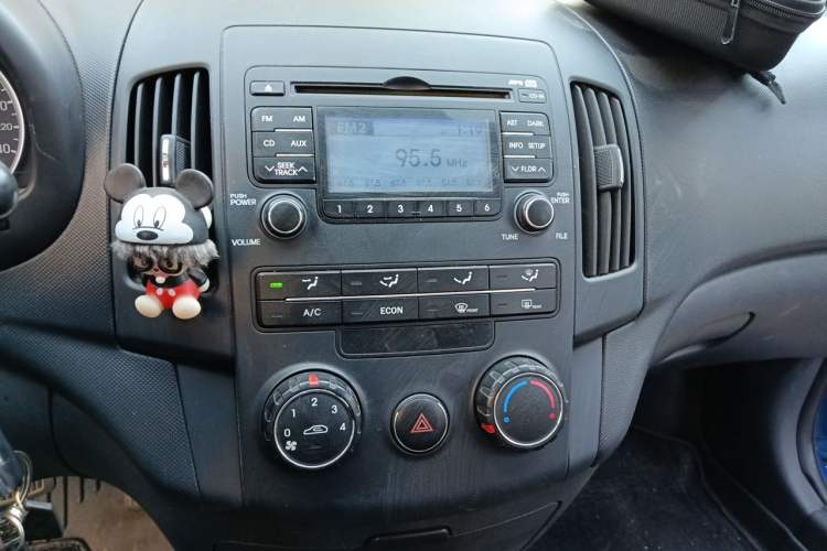 Used Hyundai i30 2009 1.6L Automatic Comfort Edition Audio And AC Panel