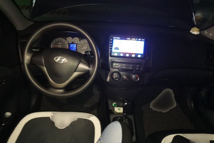 Used Hyundai i30 2009 1.6L Automatic Jingxiang Model Center Console