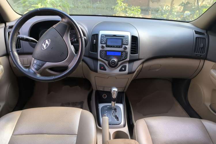 Used Hyundai i30 2009 1.6L Automatic Luxury Model Center Console