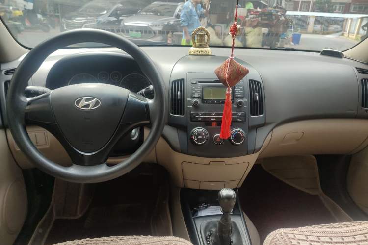 Used Hyundai i30 2009 1.6L Manual Comfort Edition Center Console