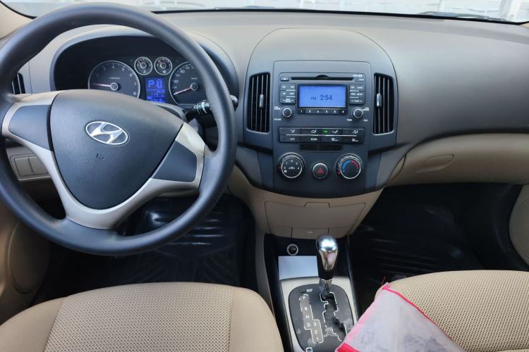 Used Hyundai i30 2009 1.6L Automatic Jingxiang Model Center Console