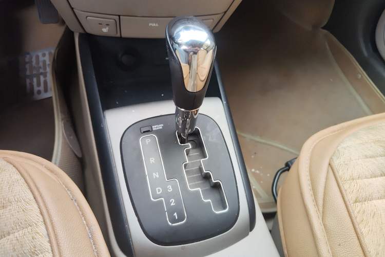 Used Hyundai i30 2009 1.6L Automatic Luxury Model Gear Lever