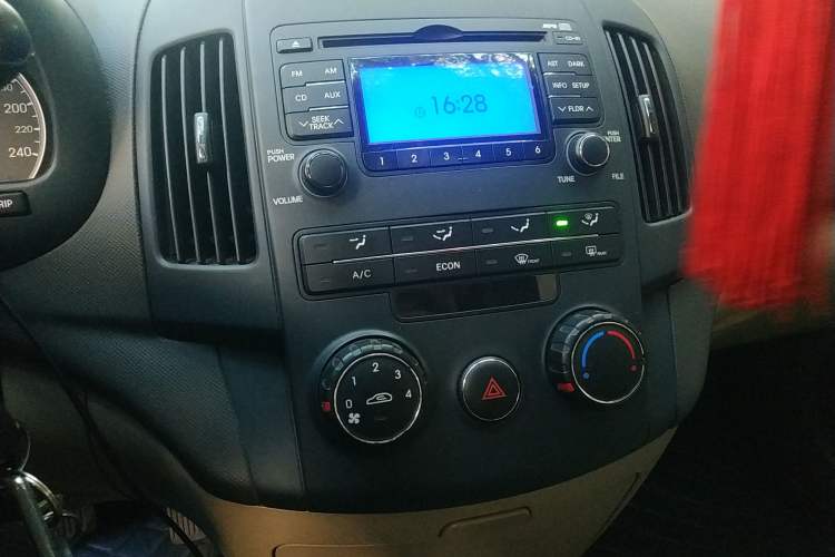 Used Hyundai i30 2009 1.6L Automatic Comfort Edition Audio And AC Panel