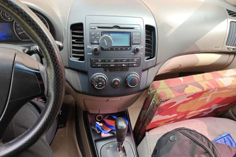 Used Hyundai i30 2009 1.6L Automatic Comfort Edition Audio And AC Panel