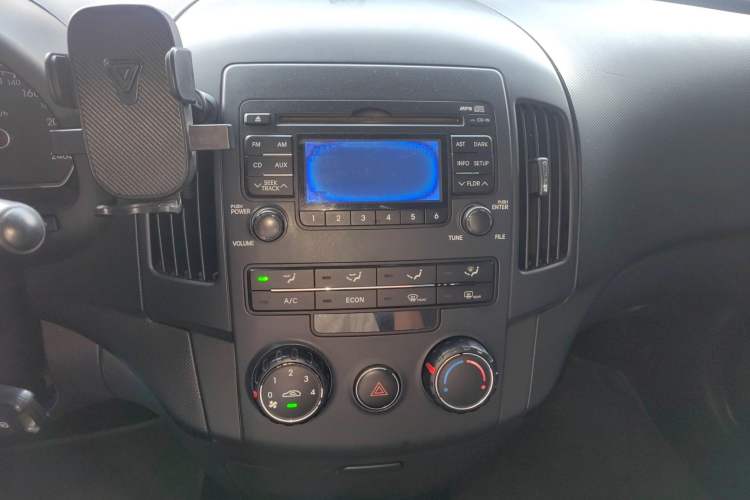 Used Hyundai i30 2009 1.6L Automatic Comfort Edition Audio And AC Panel