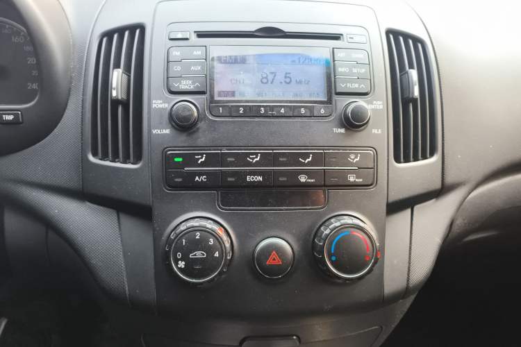 Used Hyundai i30 2009 1.6L Automatic Comfort Edition Audio And AC Panel