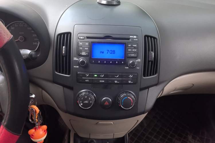 Used Hyundai i30 2009 1.6L Automatic Comfort Edition Audio And AC Panel