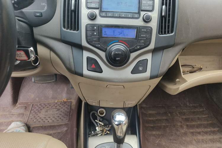 Used Hyundai i30 2009 1.6L Automatic Luxury Model Audio And AC Panel