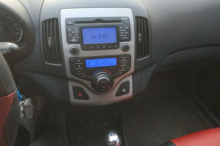 Used Hyundai i30 2009 1.6L Automatic Luxury Model Audio And AC Panel