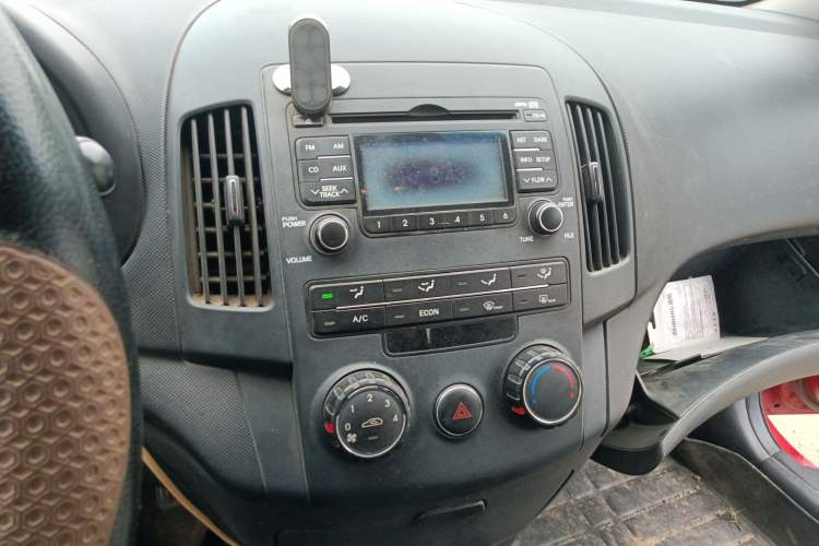 Used Hyundai i30 2009 1.6L Automatic Comfort Edition Audio And AC Panel