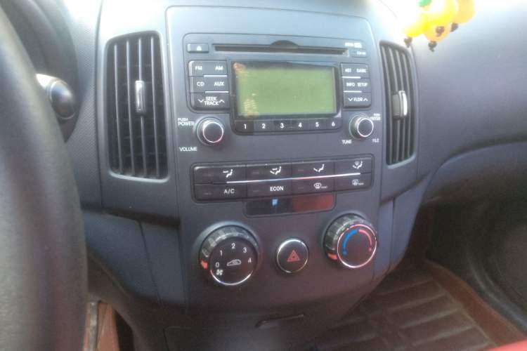 Used Hyundai i30 2009 1.6L Automatic Comfort Edition Audio And AC Panel