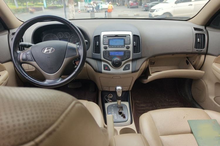 Used Hyundai i30 2009 1.6L Automatic Luxury Model Center Console