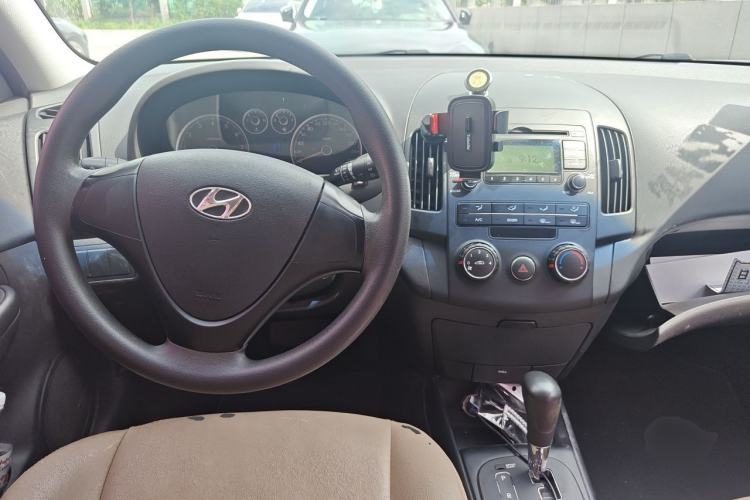 Used Hyundai i30 2009 1.6L Automatic Comfort Edition Center Console