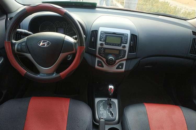 Used Hyundai i30 2009 1.6L Automatic Luxury Model Center Console