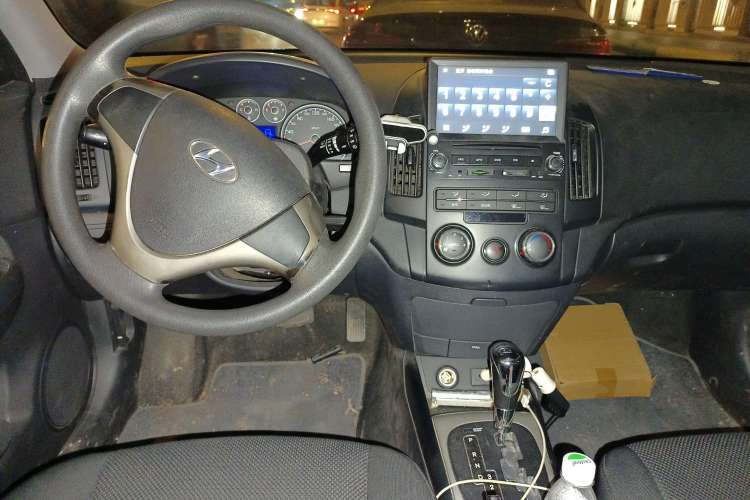 Used Hyundai i30 2009 1.6L Automatic Jingxiang Model Center Console