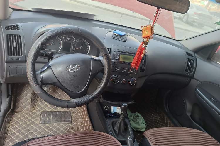 Used Hyundai i30 2009 1.6L Manual Comfort Edition Center Console