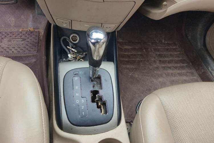 Used Hyundai i30 2009 1.6L Automatic Luxury Model Gear Lever