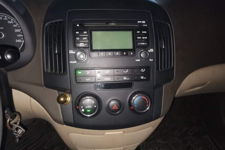 Used Hyundai i30 2009 1.6L Automatic Comfort Edition Audio And AC Panel