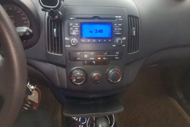 Used Hyundai i30 2009 1.6L Automatic Comfort Edition Audio And AC Panel