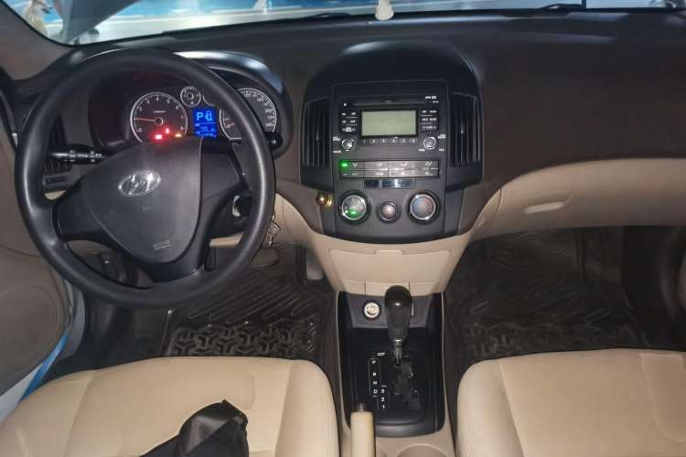 Used Hyundai i30 2009 1.6L Automatic Comfort Edition Center Console