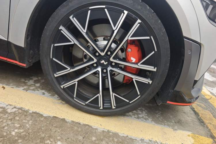Used Hyundai IONIQ 5 N 2024 Base Model Right Front Wheel Hub