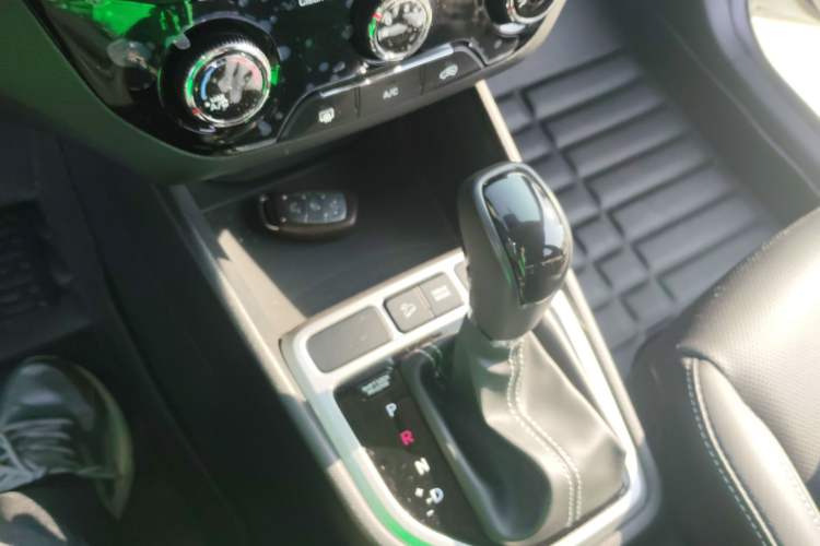Used Hyundai ix25 2017 1.6L Automatic Smart Version Gear Lever