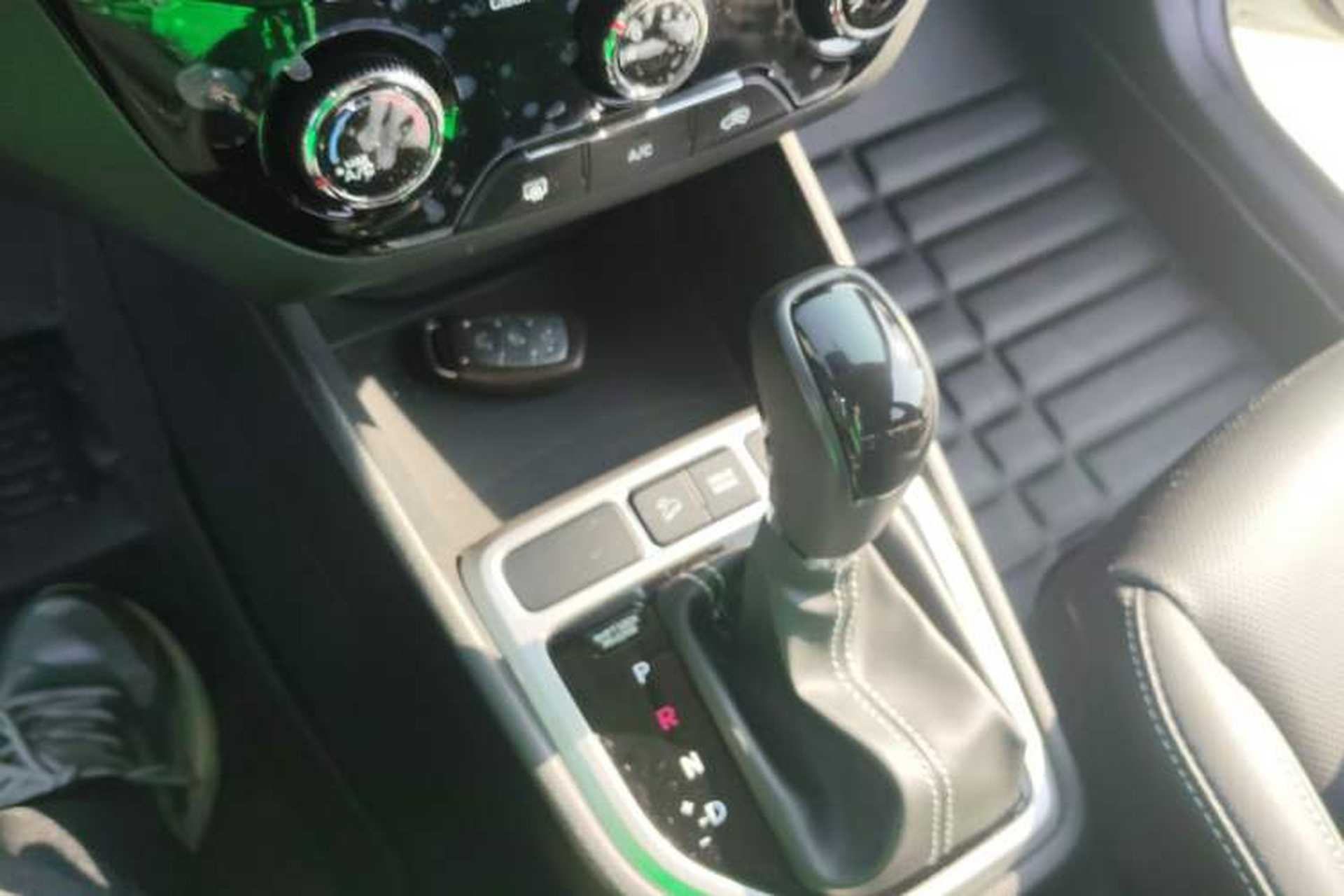Used Hyundai ix25 2017 1.6L Automatic Smart Version Gear Lever