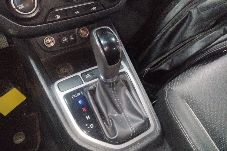 Used Hyundai ix25 2015 1.6L Automatic Two-Wheel Drive Smart GLS Trim Gear Lever