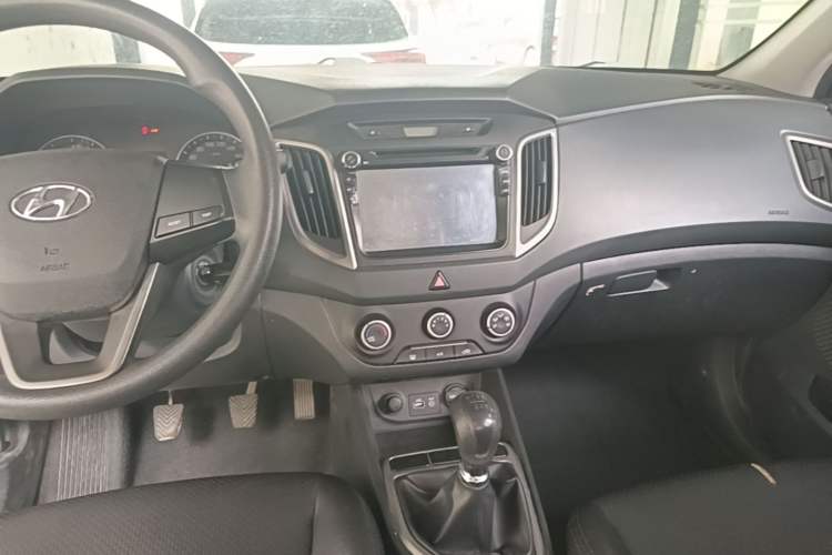 Used Hyundai ix25 2015 1.6L Manual Two-Wheel Drive Fashionable GS Model Audio And AC Panel