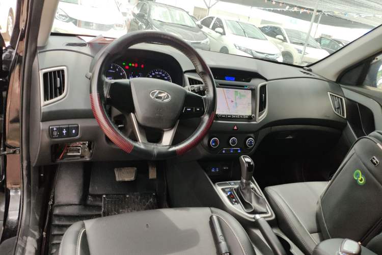 Used Hyundai ix25 2015 1.6L Automatic Two-Wheel Drive Smart GLS Trim Center Console