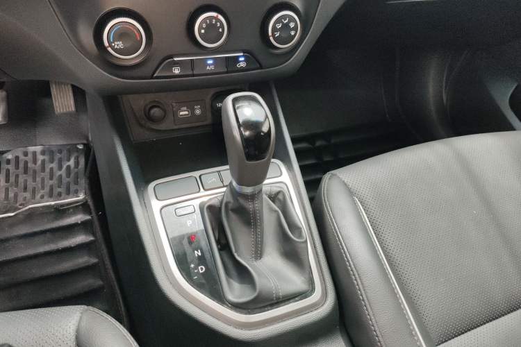 Used Hyundai ix25 2015 1.6L Automatic Two-Wheel Drive Smart GLS Trim Gear Lever