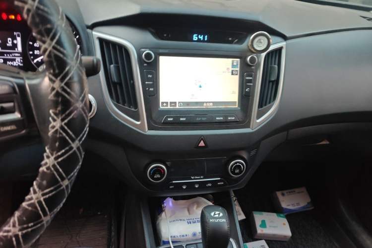 Used Hyundai ix25 2015 1.6L Automatic Two-Wheel-Drive Deluxe DLX Model Audio And AC Panel