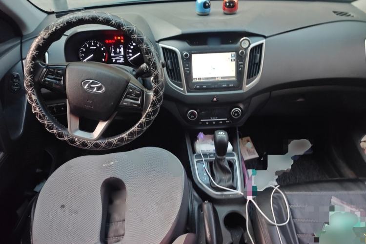 Used Hyundai ix25 2015 1.6L Automatic Two-Wheel-Drive Deluxe DLX Model Center Console