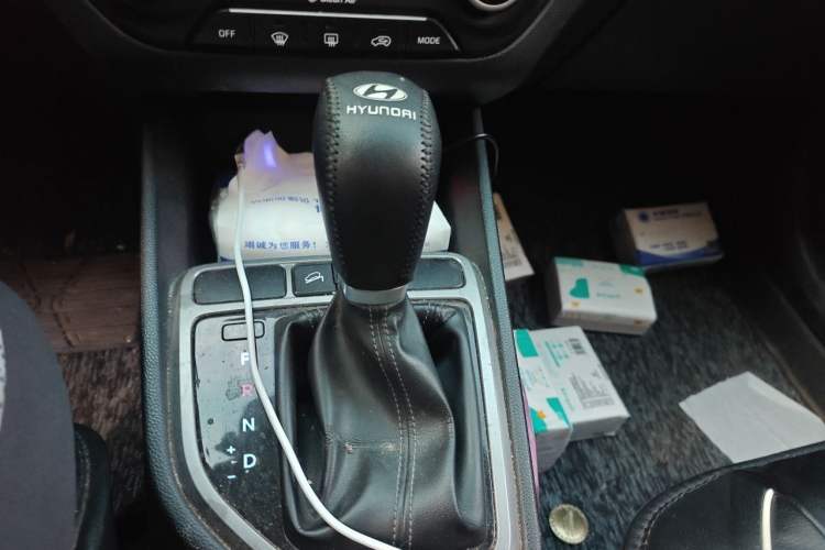 Used Hyundai ix25 2015 1.6L Automatic Two-Wheel-Drive Deluxe DLX Model Gear Lever