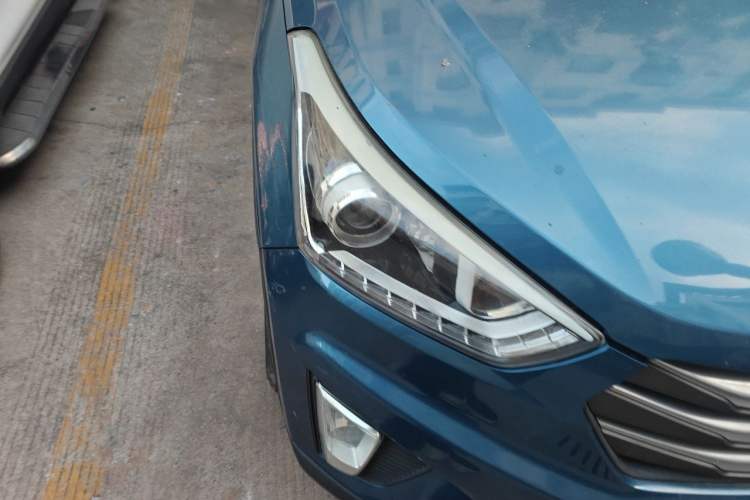 Used Hyundai ix25 2015 1.6L Automatic Two-Wheel-Drive Deluxe DLX Model Right Front Headlight