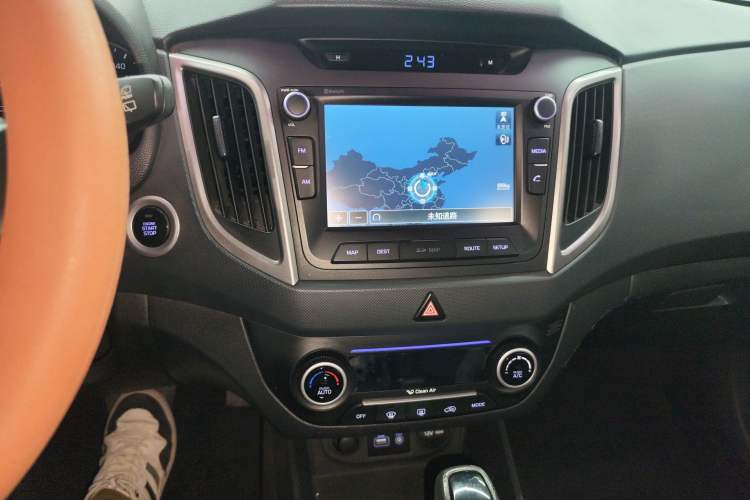Used Hyundai ix25 2015 1.6L Automatic Two-Wheel-Drive Deluxe DLX Model Audio And AC Panel