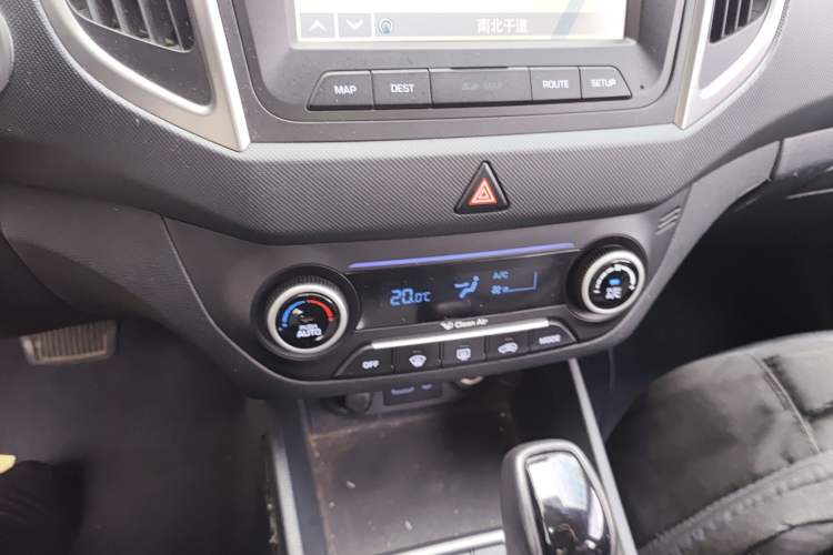 Used Hyundai ix25 2015 1.6L Automatic Two-Wheel-Drive Deluxe DLX Model Audio And AC Panel