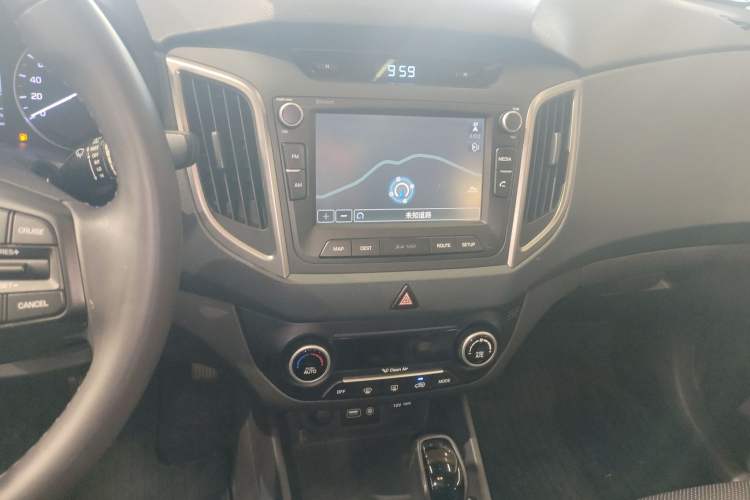 Used Hyundai ix25 2015 1.6L Automatic Two-Wheel-Drive Deluxe DLX Model Audio And AC Panel