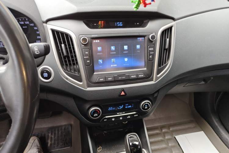 Used Hyundai ix25 2015 1.6L Automatic Two-Wheel-Drive Deluxe DLX Model Audio And AC Panel